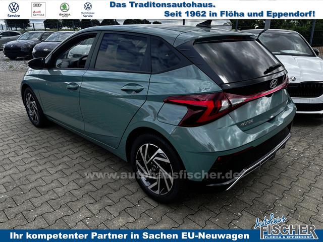Hyundai i20 Family 1.2i 79PS, MANGROVE-PEARL, FULL-LED-SCHEINWERFER, WINTER-PAKET, KLIMAAUTOMATIK, 16" ALUFELGEN, 5 Jahre Garantie, NAVIGATION 10,25", Parksensoren hinten, Rückfahrkamera, Alarm, Lederlenkrad, Tempomat, Armlehne vorne, Reserverad, 4x elektr. Fensterheber 