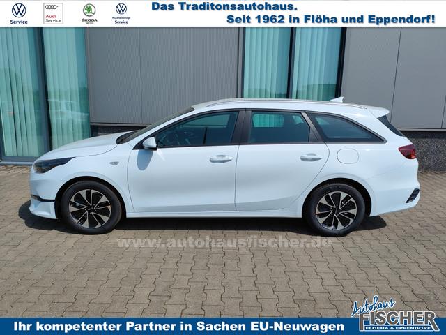 Kia Ceed Sportswagon Spin 1.5 T-GDI 140PS 7DCT AUTOMATIK, Weiß, 16" Alu, Klimaanlage, Winter-Paket, Navi 10,25", Parksensoren hinten, Rückfahrkamera, Tempomat, Dachreling, Lederlenkrad 