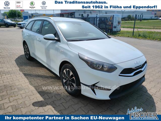 Kia Ceed Sportswagon Spin 1.5 T-GDI 140PS 7DCT AUTOMATIK, Weiß, 16" Alu, Klimaanlage, Winter-Paket, Navi 10,25", Parksensoren hinten, Rückfahrkamera, Tempomat, Dachreling, Lederlenkrad 