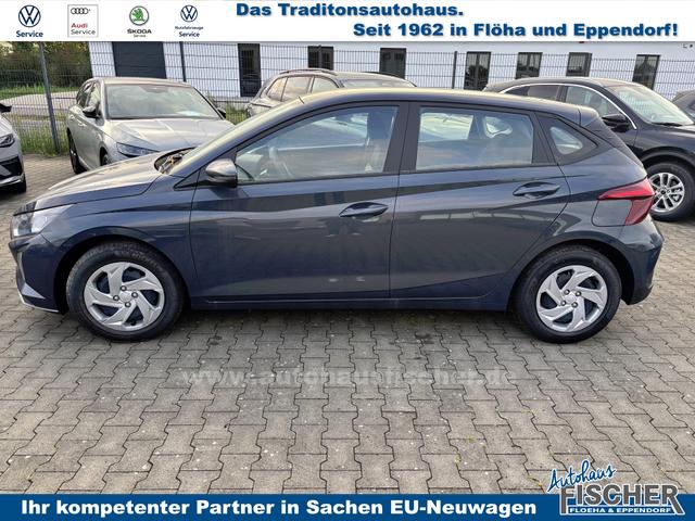 Hyundai i20 Comfort 1.2i 79PS, AURORA-GRAU METALLIC, 5 Jahre Garantie, NAVIGATION 10,25", Klima, Parksensoren hinten, Rückfahrkamera, Alarm, Lederlenkrad, Tempomat, Armlehne vorne, Reserverad, 4x elektr. Fensterheber, Fernlicht-Assistent 