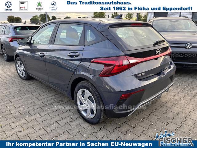 Hyundai i20 Comfort 1.2i 79PS, AURORA-GRAU METALLIC, 5 Jahre Garantie, NAVIGATION 10,25", Klima, Parksensoren hinten, Rückfahrkamera, Alarm, Lederlenkrad, Tempomat, Armlehne vorne, Reserverad, 4x elektr. Fensterheber, Fernlicht-Assistent 