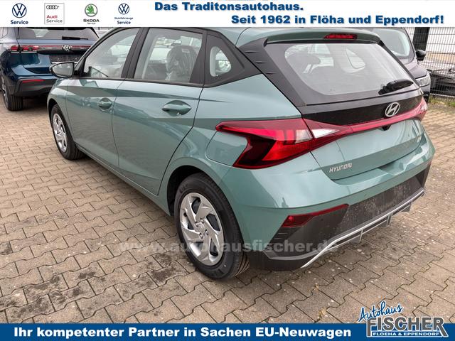 Hyundai i20 Comfort 1.2i 79PS, MANGROVE-GREEN, 5 Jahre Garantie, NAVIGATION 10,25", Klima, Parksensoren hinten, Rückfahrkamera, Alarm, Lederlenkrad, Tempomat, Armlehne vorne, Reserverad, 4x elektr. Fensterheber, Fernlicht-Assistent 