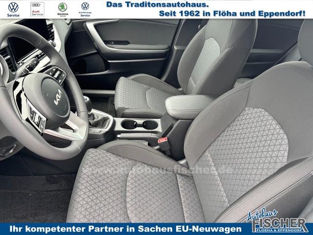 Kia Ceed Sportswagon Spin 1.5 T-GDI 140PS 7DCT AUTOMATIK, Weiß, 16" Alu, Klimaanlage, Winter-Paket, Navi 10,25", Parksensoren hinten, Rückfahrkamera, Tempomat, Dachreling, Lederlenkrad 