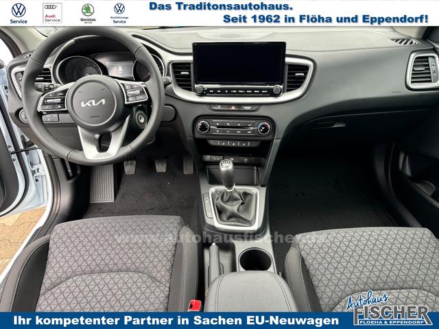 Kia Ceed Sportswagon Spin 1.5 T-GDI 140PS 7DCT AUTOMATIK, Weiß, 16" Alu, Klimaanlage, Winter-Paket, Navi 10,25", Parksensoren hinten, Rückfahrkamera, Tempomat, Dachreling, Lederlenkrad 