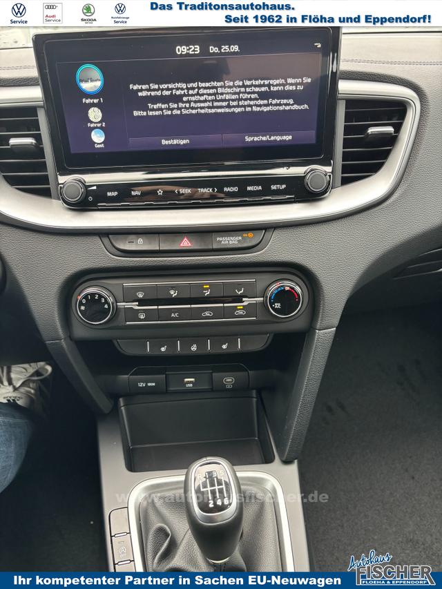 Kia Ceed Sportswagon Spin 1.5 T-GDI 140PS 7DCT AUTOMATIK, Weiß, 16" Alu, Klimaanlage, Winter-Paket, Navi 10,25", Parksensoren hinten, Rückfahrkamera, Tempomat, Dachreling, Lederlenkrad 