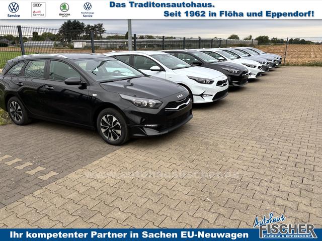 Kia Ceed Sportswagon Spin 1.5 T-GDI 140PS 7DCT AUTOMATIK, Weiß, 16" Alu, Klimaanlage, Winter-Paket, Navi 10,25", Parksensoren hinten, Rückfahrkamera, Tempomat, Dachreling, Lederlenkrad 
