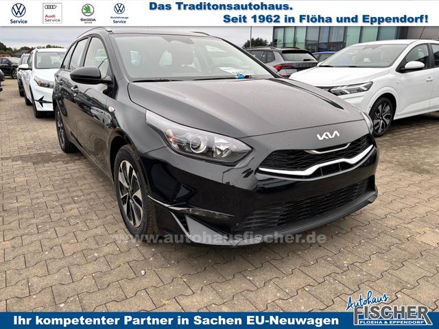 Kia Ceed Sportswagon Spin 1.5 T-GDI 140PS 6-Gang, Schwarz-Metallic, 16" Alufelgen, Klimaanlage, Winter-Paket, Navigationssystem 10,25", Parksensoren hinten, Rückfahrkamera, Tempomat, Dachreling, Beheiztes Lederlenkrad, ZV mit Fernbedienung, Reserve-Notrad 