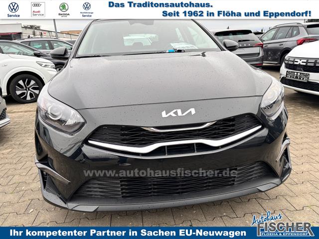 Kia Ceed Sportswagon Spin 1.5 T-GDI 140PS 6-Gang, Schwarz-Metallic, 16" Alufelgen, Klimaanlage, Winter-Paket, Navigationssystem 10,25", Parksensoren hinten, Rückfahrkamera, Tempomat, Dachreling, Beheiztes Lederlenkrad, ZV mit Fernbedienung, Reserve-Notrad 