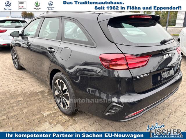 Kia Ceed Sportswagon Spin 1.5 T-GDI 140PS 6-Gang, Schwarz-Metallic, 16" Alufelgen, Klimaanlage, Winter-Paket, Navigationssystem 10,25", Parksensoren hinten, Rückfahrkamera, Tempomat, Dachreling, Beheiztes Lederlenkrad, ZV mit Fernbedienung, Reserve-Notrad 