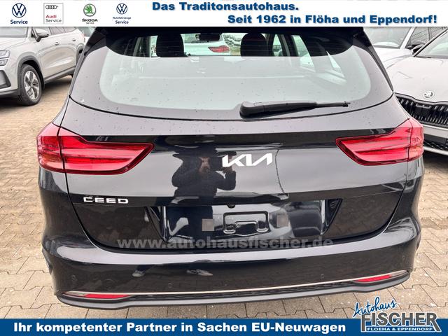 Kia Ceed Sportswagon Spin 1.5 T-GDI 140PS 6-Gang, Schwarz-Metallic, 16" Alufelgen, Klimaanlage, Winter-Paket, Navigationssystem 10,25", Parksensoren hinten, Rückfahrkamera, Tempomat, Dachreling, Beheiztes Lederlenkrad, ZV mit Fernbedienung, Reserve-Notrad 