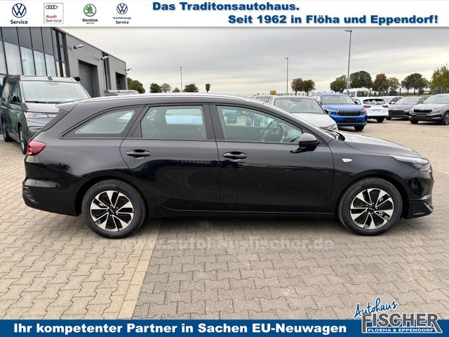 Kia Ceed Sportswagon Spin 1.5 T-GDI 140PS 6-Gang, Schwarz-Metallic, 16" Alufelgen, Klimaanlage, Winter-Paket, Navigationssystem 10,25", Parksensoren hinten, Rückfahrkamera, Tempomat, Dachreling, Beheiztes Lederlenkrad, ZV mit Fernbedienung, Reserve-Notrad 
