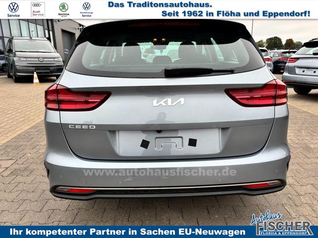 Kia Ceed Sportswagon Spin 1.5 T-GDI 140PS 6-Gang, Lunar-Silver-Metallic, 16" Alufelgen, Klimaanlage, Winter-Paket, Navigationssystem 10,25", Parksensoren hinten, Rückfahrkamera, Tempomat, Dachreling, Beheiztes Lederlenkrad, ZV mit Fernbedienung, Reserve-Notrad 