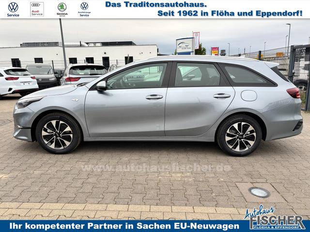 Kia Ceed Sportswagon Spin 1.5 T-GDI 140PS 6-Gang, Lunar-Silver-Metallic, 16" Alufelgen, Klimaanlage, Winter-Paket, Navigationssystem 10,25", Parksensoren hinten, Rückfahrkamera, Tempomat, Dachreling, Beheiztes Lederlenkrad, ZV mit Fernbedienung, Reserve-Notrad 