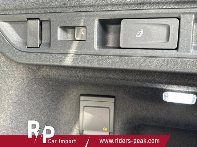 Volkswagen / Passat Variant / Weiß / / / 4WD+SIGNATURE+LEDER+PANO+AHK+DCC+MATRIX