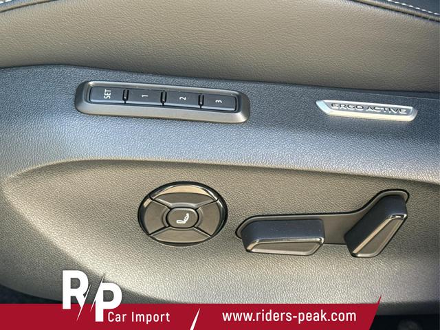 Volkswagen / Passat Variant / Weiß / / / 4WD+SIGNATURE+LEDER+PANO+AHK+DCC+MATRIX