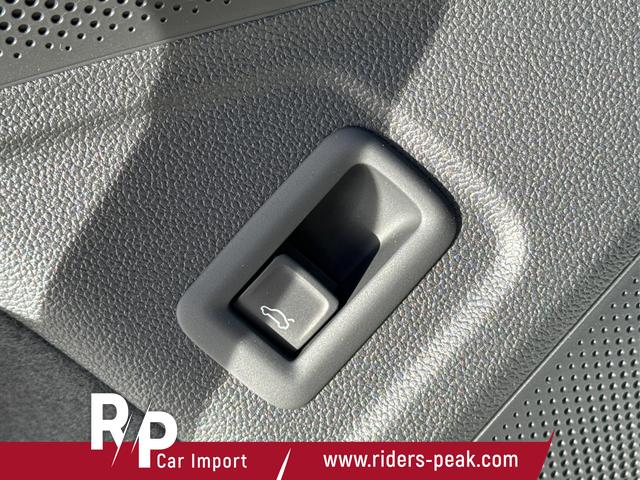 Volkswagen / Passat Variant / Weiß / / / 4WD+SIGNATURE+LEDER+PANO+AHK+DCC+MATRIX