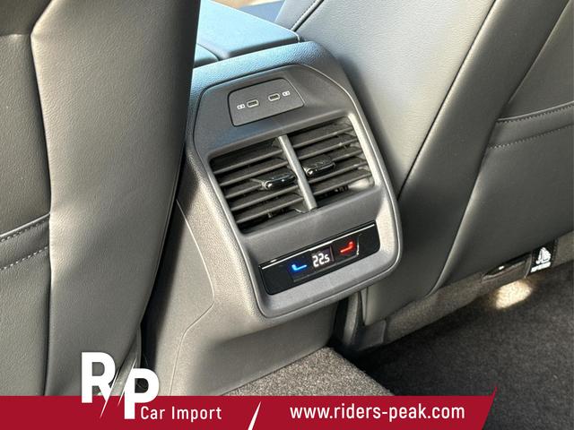 Volkswagen / Passat Variant / Weiß / / / 4WD+SIGNATURE+LEDER+PANO+AHK+DCC+MATRIX