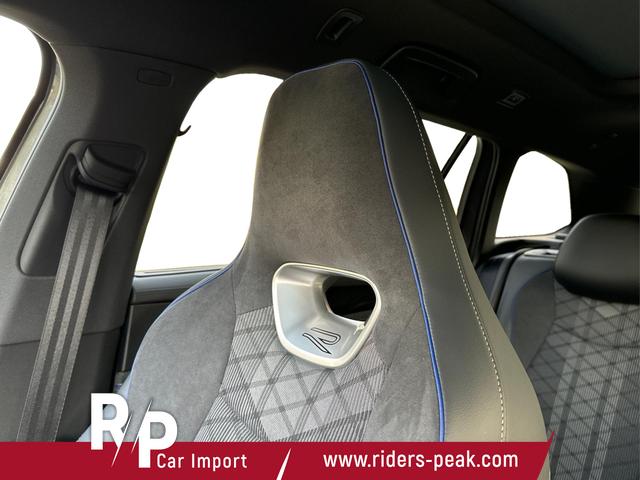 Volkswagen / Passat Variant / Grau / / / AHK+PANO+NAVI+Head-UP+Matrix-LED+ACC