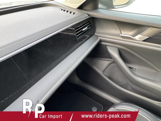 Volkswagen / Passat Variant / Silber / / / DSG+AHK+MASSAGE+NAVI+ACC+KAMERA+LED+17 ALU