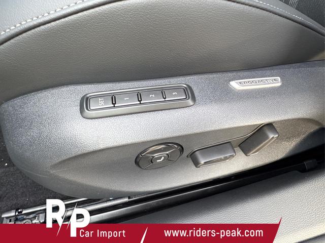 Volkswagen / Passat Variant / Blau / / / 4WD+BLACK+PANO+AHK+DCC+MATRIX+HARMAN