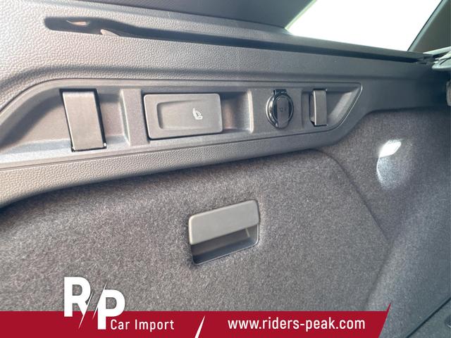 Volkswagen / Passat Variant / Blau / / / 4WD+BLACK+PANO+AHK+DCC+MATRIX+HARMAN