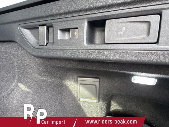 Volkswagen / Passat Variant / Blau / / / 4WD+BLACK+PANO+AHK+DCC+MATRIX+HARMAN