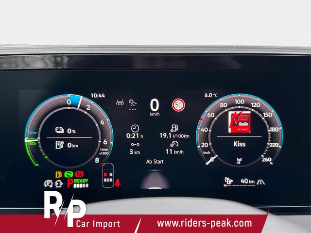 Volkswagen / Tiguan / Grau / / / PLUG-IN+PANO+AHK+HD MATRIX+NAVI+BLACK STYLE+20 LM+ACC