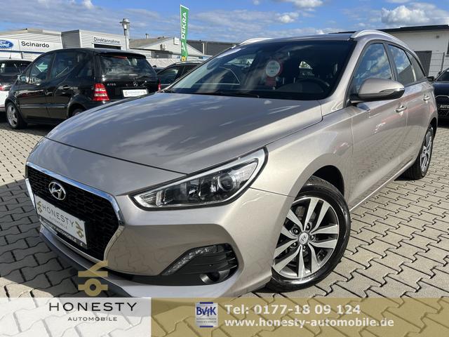 Hyundai i30 Kombi - 1.6 CRDi Trend*R&Uuml;CKFAHRKAMERA*SITZHEIZUNG*LENKRAD BEHEIZBAR*START/STOP AUTOMATIK*TAGFAHRLICHT LED*NAVIGATION-PAKET*ABS*ESC*USB*AUX-IN*SERVOLENKUNG*DACHSPOILER*BREMSASSISTENT*SEITENAIRBAG VORN*PARKSENSOR HINTEN*NEBELSCHEINWEFER*DAB+ABBIEGELICHT*