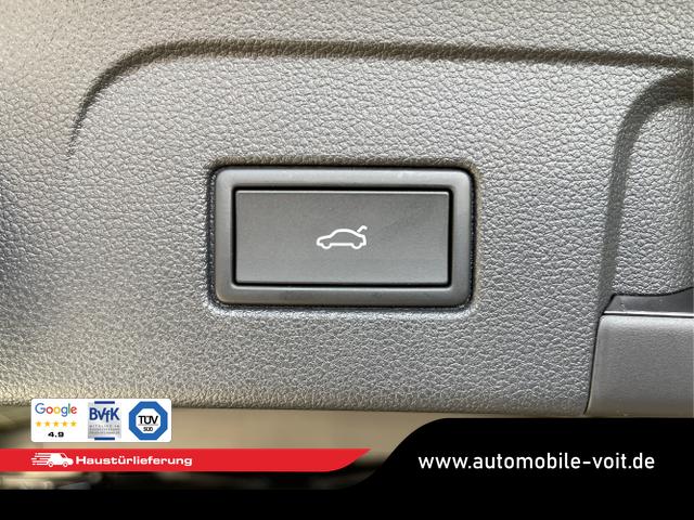 Volkswagen / Touran / Schwarz / / / 7Si+IQ.Light+AHK+Kessy+Cam