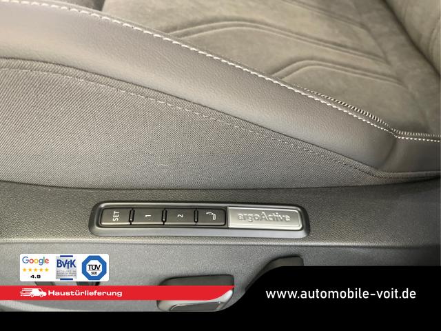 Volkswagen / Golf / Schwarz / / / eHybrid IQ.Light+Navi+Travel Assist