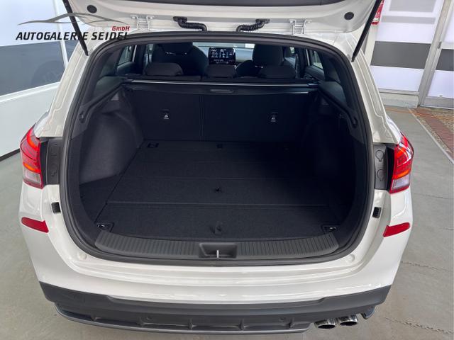 Hyundai / i30 / Weiß / / / N-LINE SHZ NAVI PDC RFK