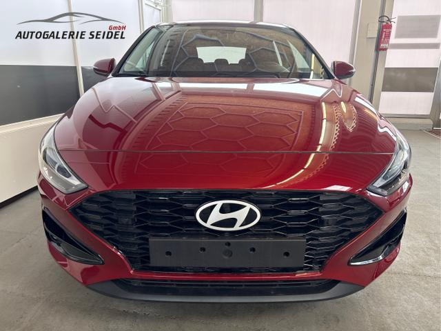 Hyundai / i30 / Rot / / / NAVI LED RFK PDC