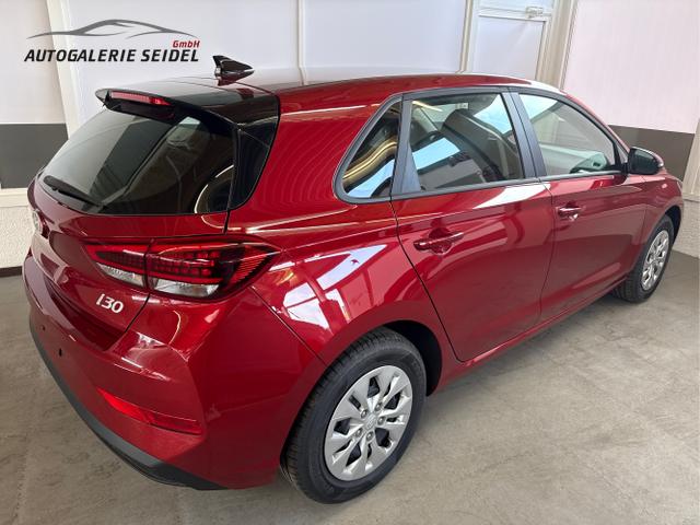 Hyundai / i30 / Rot / / / NAVI LED RFK PDC