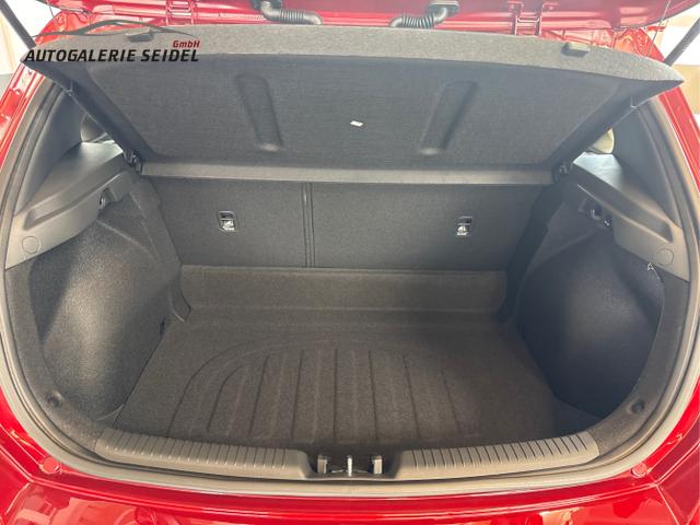 Hyundai / i30 / Rot / / / NAVI LED RFK PDC