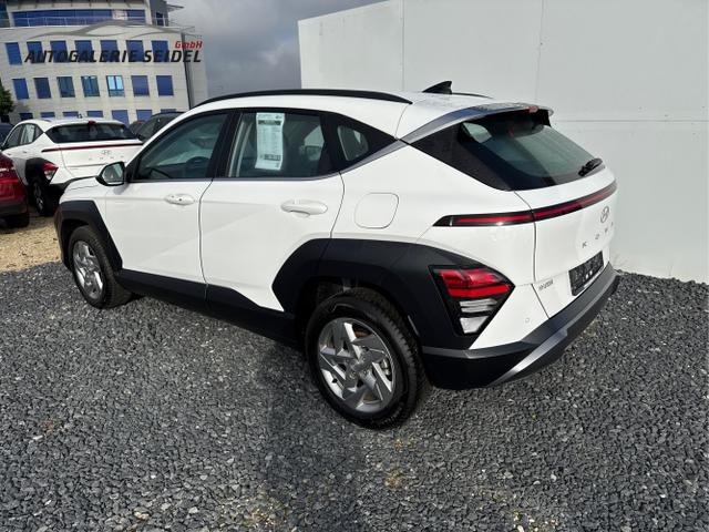 Hyundai / KONA / Weiß / / / DCT 198PS NAVI SHZ ACC PDC v+h 