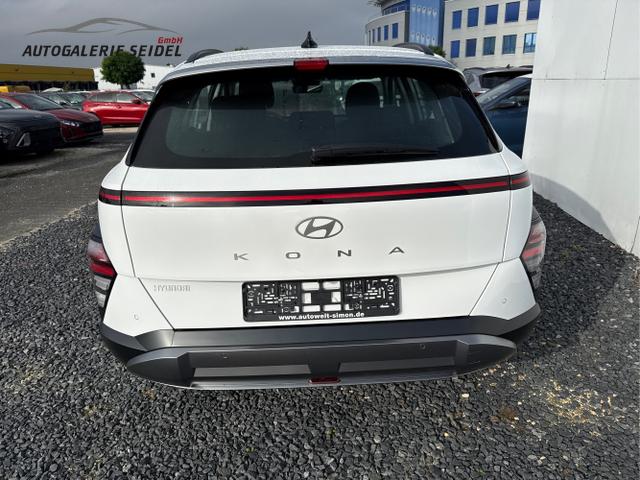 Hyundai / KONA / Weiß / / / DCT 198PS NAVI SHZ ACC PDC v+h 