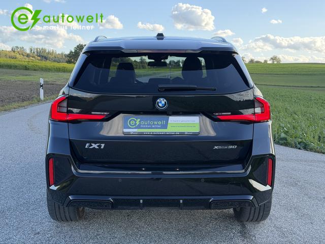 BMW iX1 xDrive30 M Sport AHK Pano Innovationspaket DA Professional 