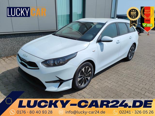 Lagerfahrzeug Kia Ceed Sportswagon - Spin 1.5 T-GDI 140PS 6-Gang, Weiß, 16" Alu, Klimaanlage, Winter-Paket, Navi 10,25", Parksensoren hinten, Rückfahrkamera, Tempomat, Dachreling, Lederlenkrad