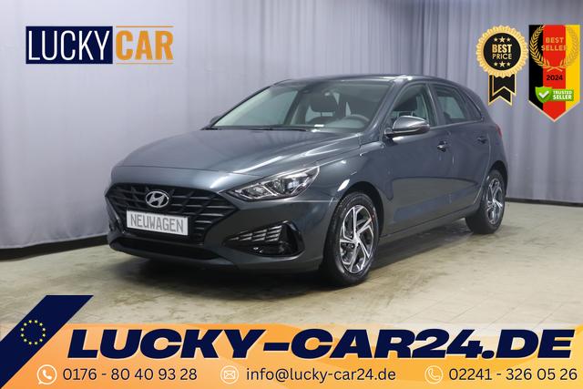 Lagerfahrzeug Hyundai i30 - Comfort 1.0 T-GDi 7DCT FL, DCT Automatikgetriebe, Klimaanlage, Sitzheizung, Lederlenkrad, Radio DAB, Freisprecheinrichtung, Lichtsensor, Tempomat, Einparkhilfe hinten, Nebelscheinwerfer, 16 Zoll Leichtmetallfelgen, uvm.
