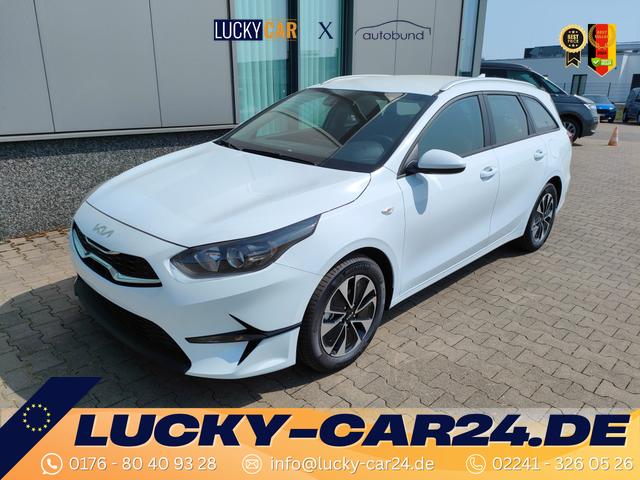 Lagerfahrzeug Kia Ceed Sportswagon - Spin 1.5 T-GDI 140PS 6-Gang, Weiß, 16" Alufelgen, Klimaanlage, Winter-Paket, Navigationssystem 10,25", Parksensoren hinten, Rückfahrkamera, Tempomat, Dachreling, Beheiztes Lederlenkrad, ZV mit Fernbedienung, Reserve-Notrad