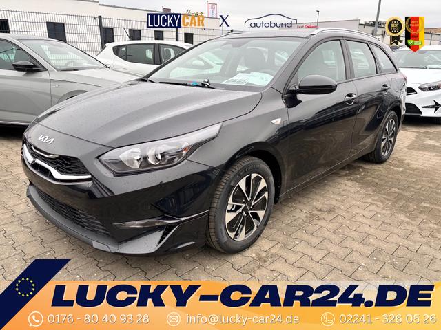 Lagerfahrzeug Kia Ceed Sportswagon - Spin 1.5 T-GDI 140PS 7DCT (AUTOMATIKGETRIEBE), Schwarz-Metallic, 16" Alufelgen, Klimaanlage, Winter-Paket, Navigationssystem 10,25", Parksensoren hinten, Rückfahrkamera, Tempomat, Dachreling, Beheiztes Lederlenkrad, ZV mit Fernbedienung, Reserve-Notrad