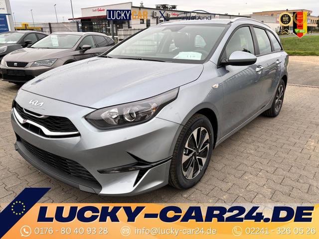 Lagerfahrzeug Kia Ceed Sportswagon - Spin 1.5 T-GDI 140PS 7DCT (AUTOMATIKGETRIEBE), Lunar-Silver-Metallic, 16" Alufelgen, Klimaanlage, Winter-Paket, Navigationssystem 10,25", Parksensoren hinten, Rückfahrkamera, Tempomat, Dachreling, Beheiztes Lederlenkrad, ZV mit Fernbedienung, Reserve-Notrad