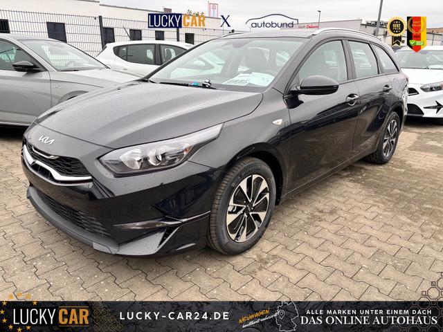 Lagerfahrzeug Kia Ceed Sportswagon - Spin 1.5 T-GDI 140PS 7DCT (AUTOMATIKGETRIEBE), Schwarz-Metallic, 16" Alufelgen, Klimaanlage, Winter-Paket, Navigationssystem 10,25", Parksensoren hinten, Rückfahrkamera, Tempomat, Dachreling, Beheiztes Lederlenkrad, ZV mit Fernbedienung, Reserve-Notrad