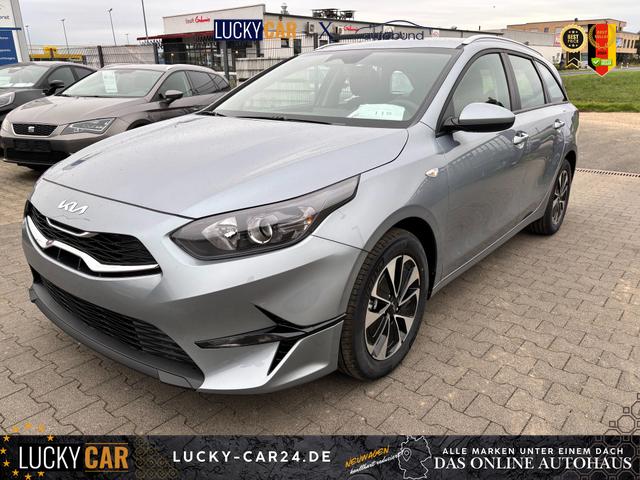 Lagerfahrzeug Kia Ceed Sportswagon - Spin 1.5 T-GDI 140PS 7DCT (AUTOMATIKGETRIEBE), Lunar-Silver-Metallic, 16" Alufelgen, Klimaanlage, Winter-Paket, Navigationssystem 10,25", Parksensoren hinten, Rückfahrkamera, Tempomat, Dachreling, Beheiztes Lederlenkrad, ZV mit Fernbedienung, Reserve-Notrad