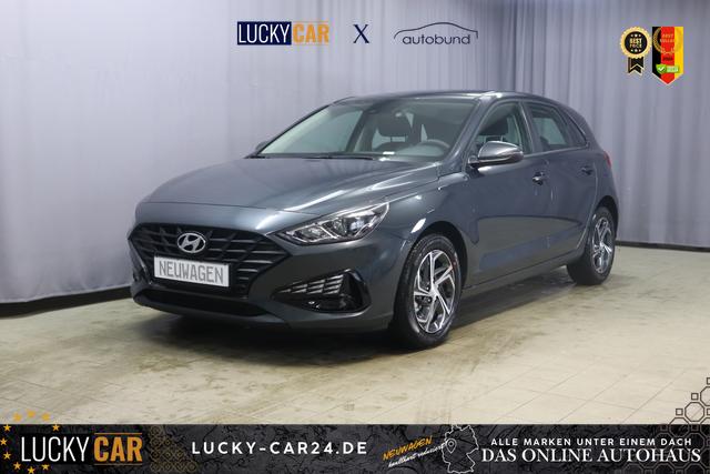 Lagerfahrzeug Hyundai i30 - Comfort 1.0 T-GDi 7DCT FL, DCT Automatikgetriebe, Klimaanlage, Sitzheizung, Lederlenkrad, Radio DAB, Freisprecheinrichtung, Lichtsensor, Tempomat, Einparkhilfe hinten, Nebelscheinwerfer, 16 Zoll Leichtmetallfelgen, uvm.