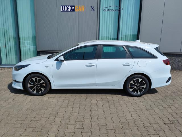 Kia Ceed Sportswagon Spin 1.5 T-GDI 140PS 6-Gang, Weiß, 16" Alufelgen, Klimaanlage, Winter-Paket, Navigationssystem 10,25", Parksensoren hinten, Rückfahrkamera, Tempomat, Dachreling, Beheiztes Lederlenkrad, ZV mit Fernbedienung, Reserve-Notrad 
