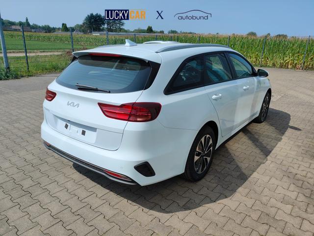 Kia Ceed Sportswagon Spin 1.5 T-GDI 140PS 6-Gang, Weiß, 16" Alufelgen, Klimaanlage, Winter-Paket, Navigationssystem 10,25", Parksensoren hinten, Rückfahrkamera, Tempomat, Dachreling, Beheiztes Lederlenkrad, ZV mit Fernbedienung, Reserve-Notrad 