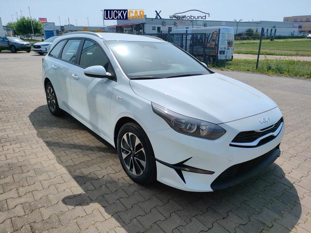 Kia Ceed Sportswagon Spin 1.5 T-GDI 140PS 6-Gang, Weiß, 16" Alufelgen, Klimaanlage, Winter-Paket, Navigationssystem 10,25", Parksensoren hinten, Rückfahrkamera, Tempomat, Dachreling, Beheiztes Lederlenkrad, ZV mit Fernbedienung, Reserve-Notrad 