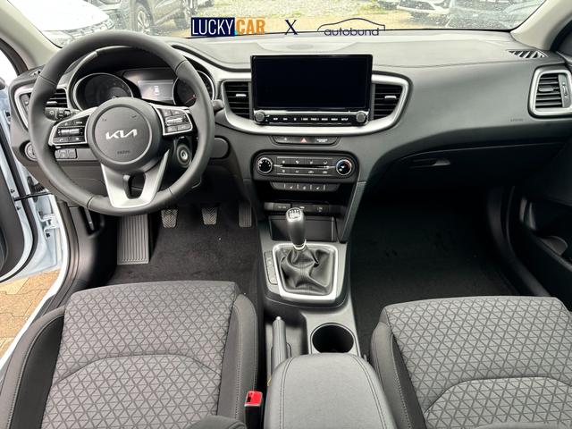 Kia Ceed Sportswagon Spin 1.5 T-GDI 140PS 7DCT (AUTOMATIKGETRIEBE), Lunar-Silver-Metallic, 16" Alufelgen, Klimaanlage, Winter-Paket, Navigationssystem 10,25", Parksensoren hinten, Rückfahrkamera, Tempomat, Dachreling, Beheiztes Lederlenkrad, ZV mit Fernbedienung, Reserve-Notrad 