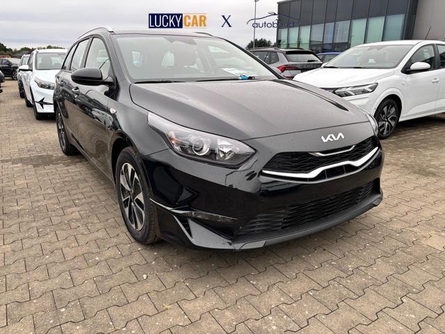 Kia Ceed Sportswagon Spin 1.5 T-GDI 140PS 7DCT (AUTOMATIKGETRIEBE), Schwarz-Metallic, 16" Alufelgen, Klimaanlage, Winter-Paket, Navigationssystem 10,25", Parksensoren hinten, Rückfahrkamera, Tempomat, Dachreling, Beheiztes Lederlenkrad, ZV mit Fernbedienung, Reserve-Notrad 